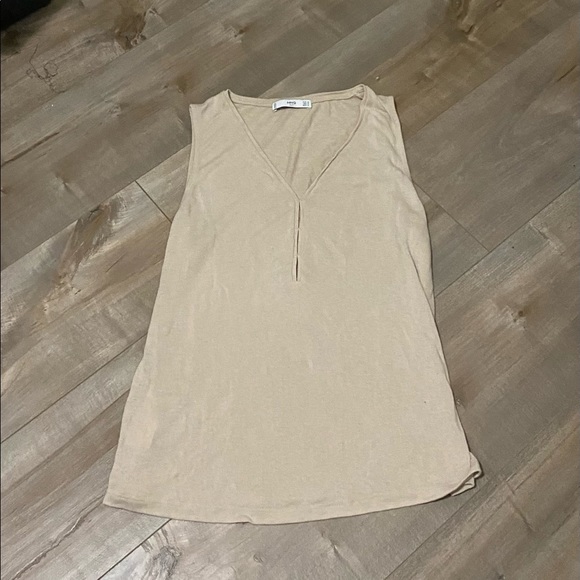 Beige tank - Picture 1 of 1